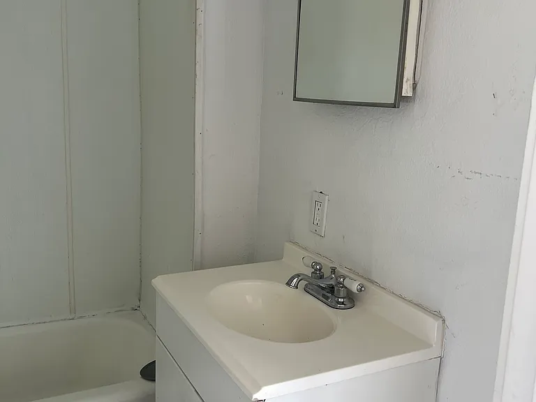 404 Thrasher Ave #A — Photo 5