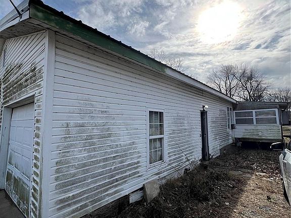 4th image of 303 Conyers St
