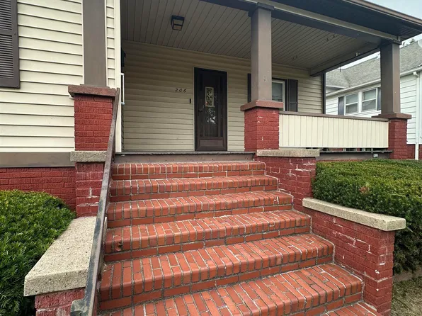 206 W Homer Ave, Harrisburg, IL 62946