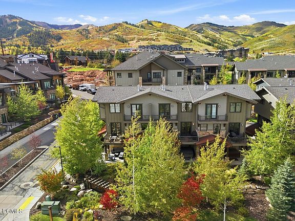 2nd image of 3668 Blackstone Dr