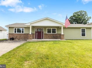 20 Meadow Ln, Levittown, PA 19054