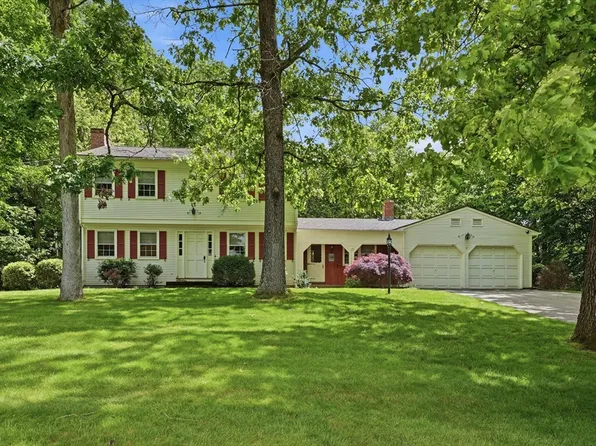 17 Raymond Dr, Wilbraham, MA 01095