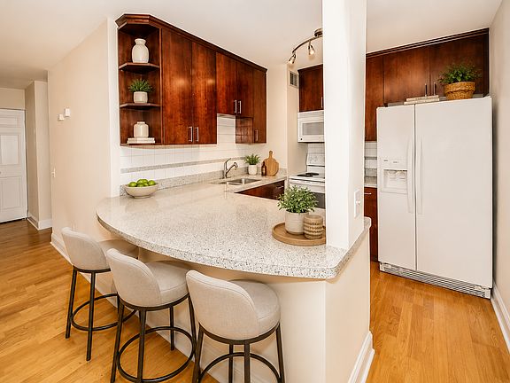 3rd image of 4343 N Clarendon Ave APT 1005