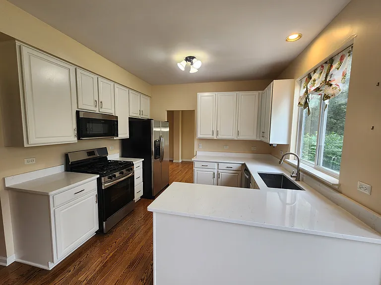 460 Arlington Ln — Photo 4
