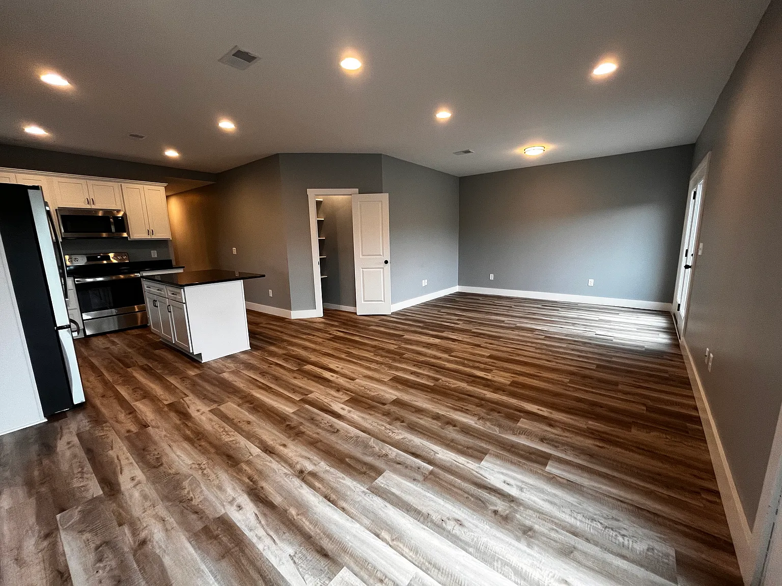 2 bed, 1013 sqft, $1,800 — Photo 2