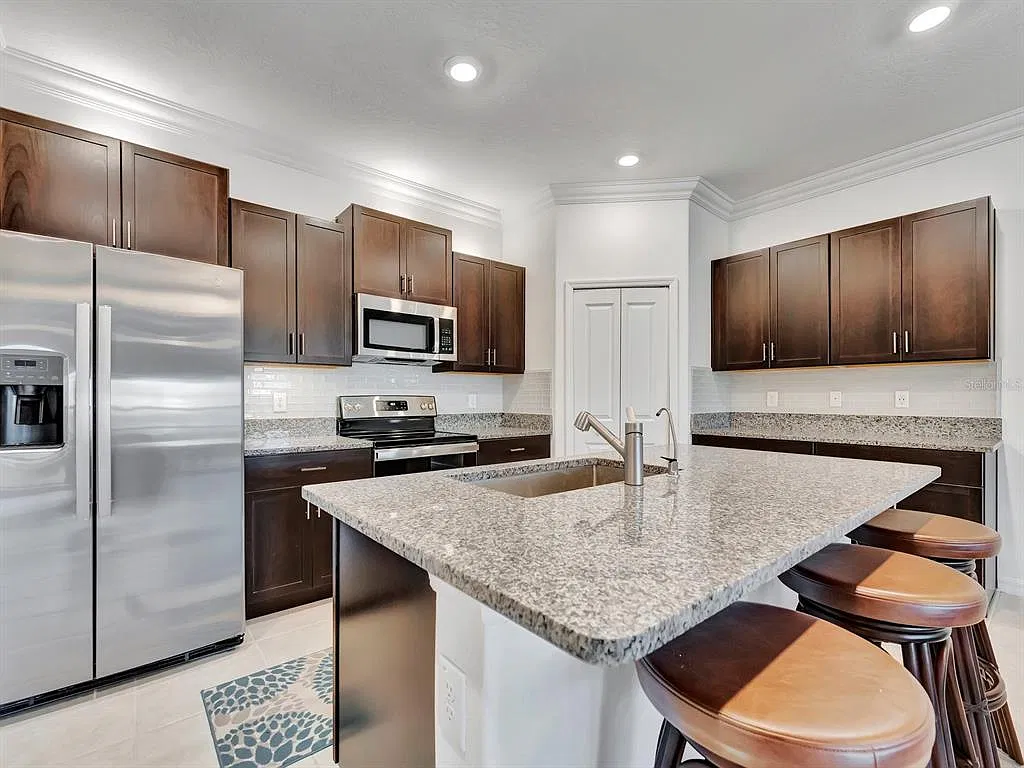 4 bed, 3.0 bath, 2077 sqft, $5,200 — Photo 3