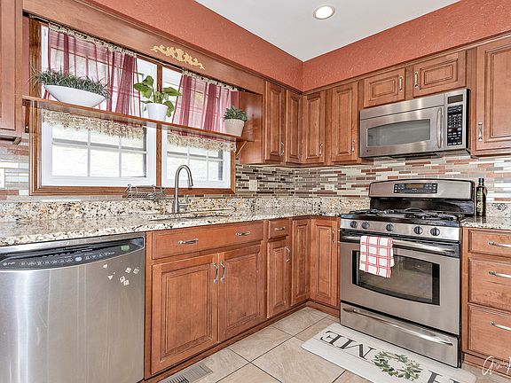 3rd image of 613 Pennsylvania Ct