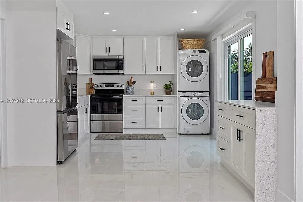 3 bed, 2.0 bath, 1147 sqft, $3,250 — Photo 2