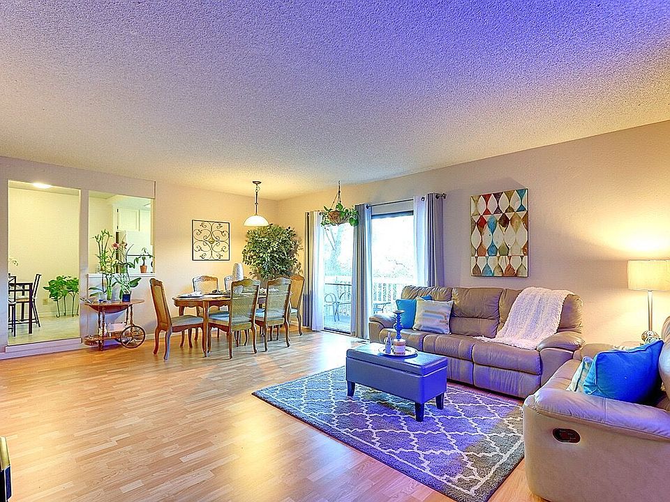 Grand Living Room 