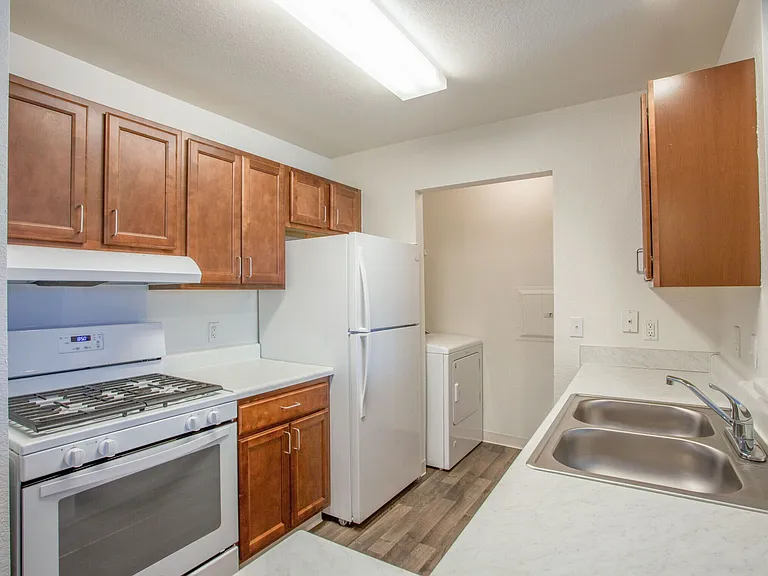 Lakeshore Village Apartments — Photo 12