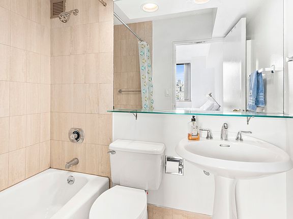 3rd image of 45 W 67th St APT 9A