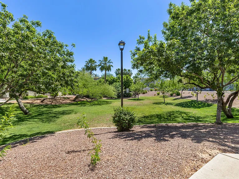 2256 E Huntington Dr — Photo 24