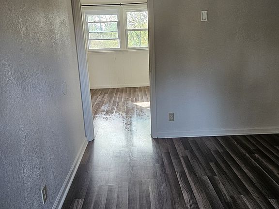 3rd image of 808 Kingsbury Rd