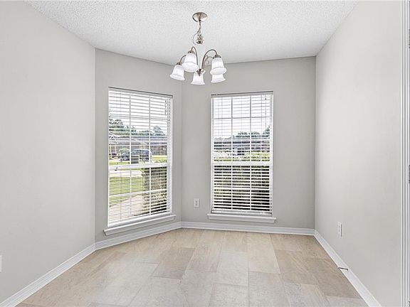 5th image of 2074 Spring Grv W