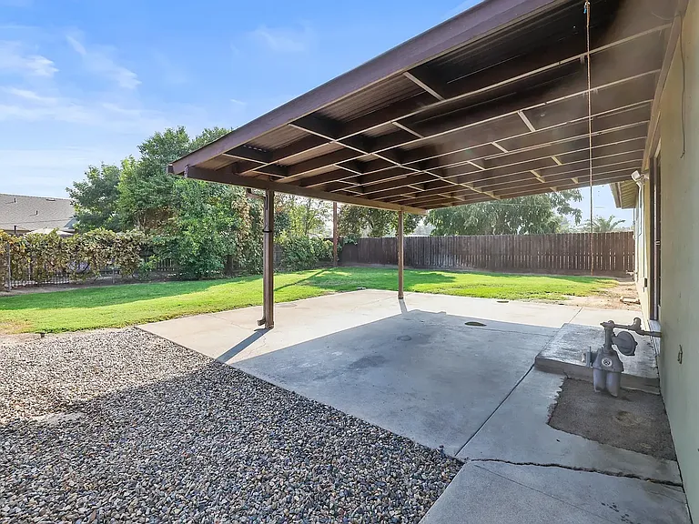 4335 W Tulare Ave — Photo 21