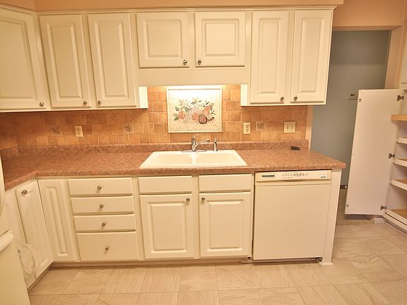 4th image of 302 N Bend Dr