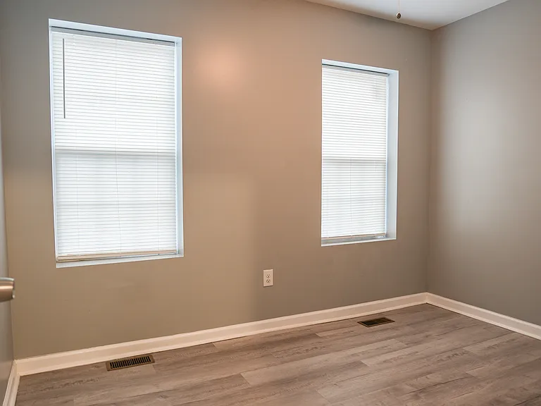 1535 W Fairmount Ave — Photo 17