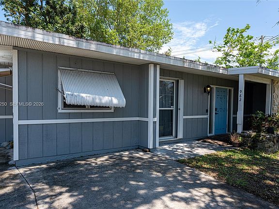 3rd image of 982 SW Airoso Blvd