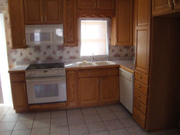 5th image of 412 Sunset Dr