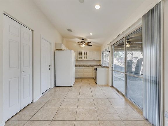 3rd image of 3301 Sharon Cir