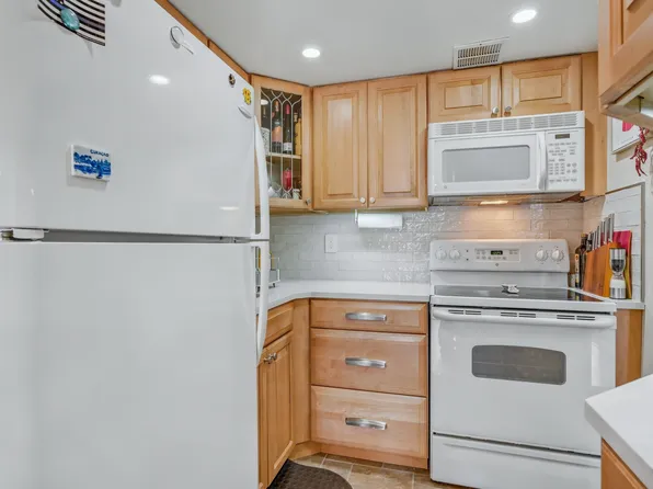 9977 Shore Road image 11 of 27