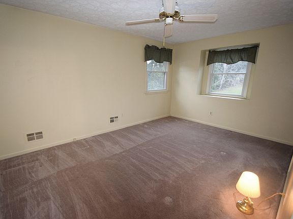 3rd image of 657 Chatelaine Dr