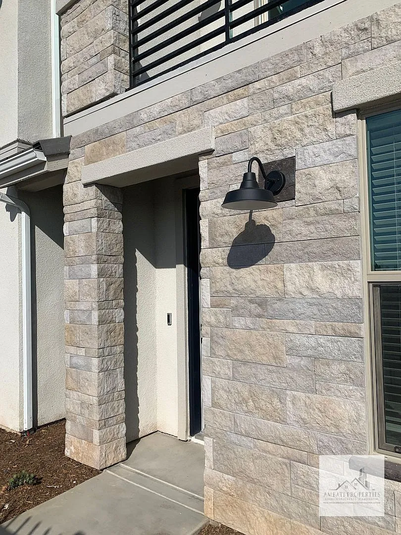 490 W. Mahogany Lane — Photo 2