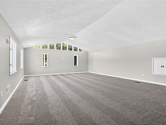 5th image of 221 Matteo St
