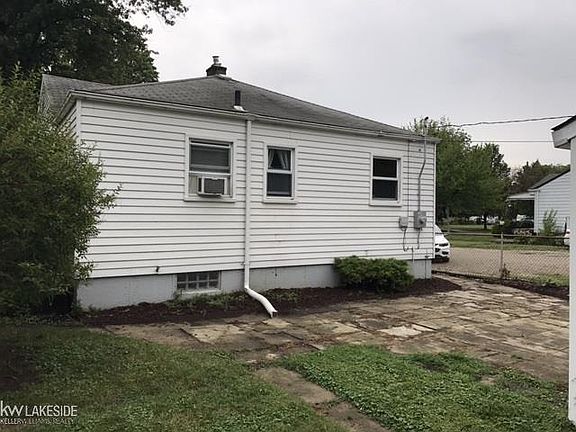 4th image of 19105 Woodland St