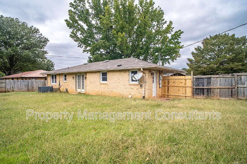 3 bed, 2.0 bath, 1230 sqft, $1,300 — Photo 4
