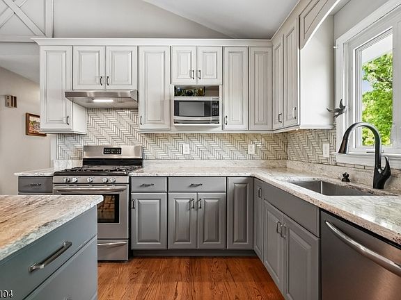 5th image of 30 Manville Blvd