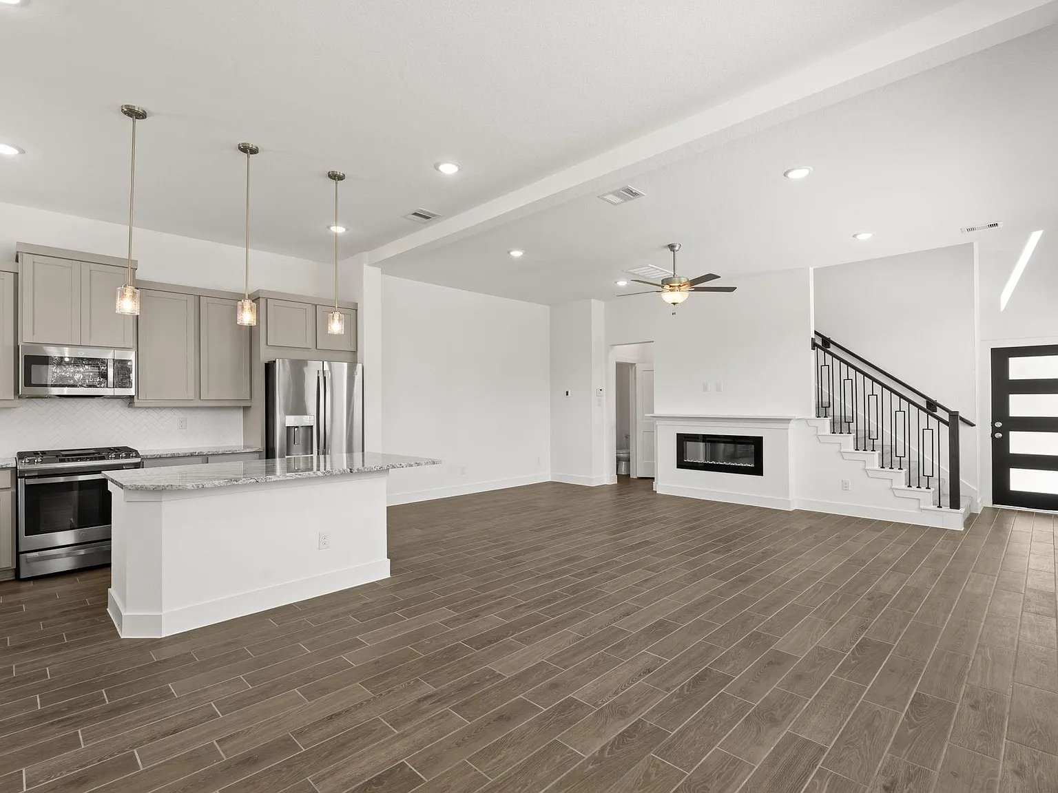 3 bed, 2.5 bath, 1835 sqft, $2,350 — Photo 3