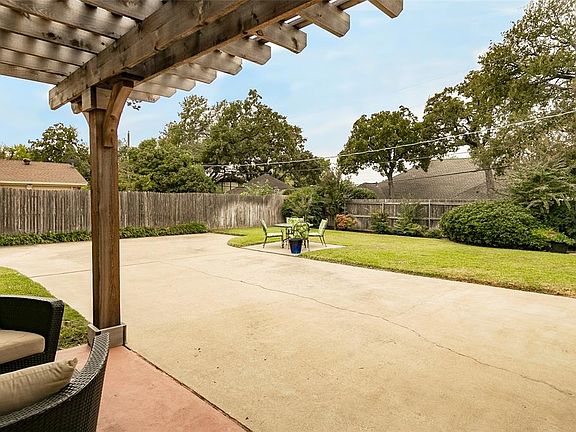 5th image of 1733 Westridge Dr