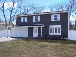 8 Canterbury Dr, Coram, NY