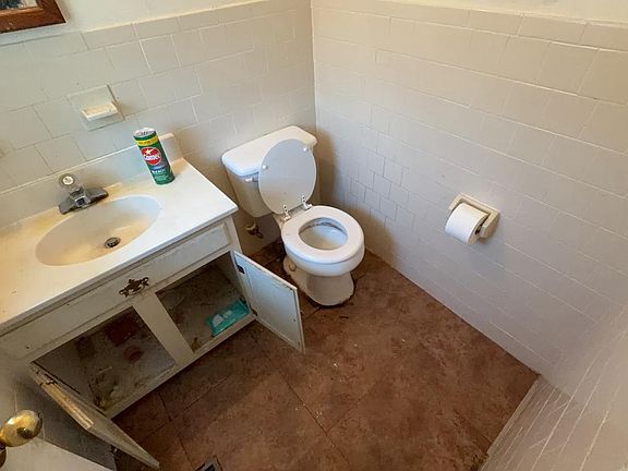 4th image of 284 Woodland Dr