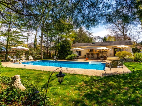 111 Bay Ave E, Hampton Bays, NY 11946