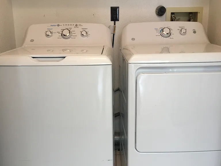 Washer & dryer hookups. Option to use these units at no-charge with additional agreement.