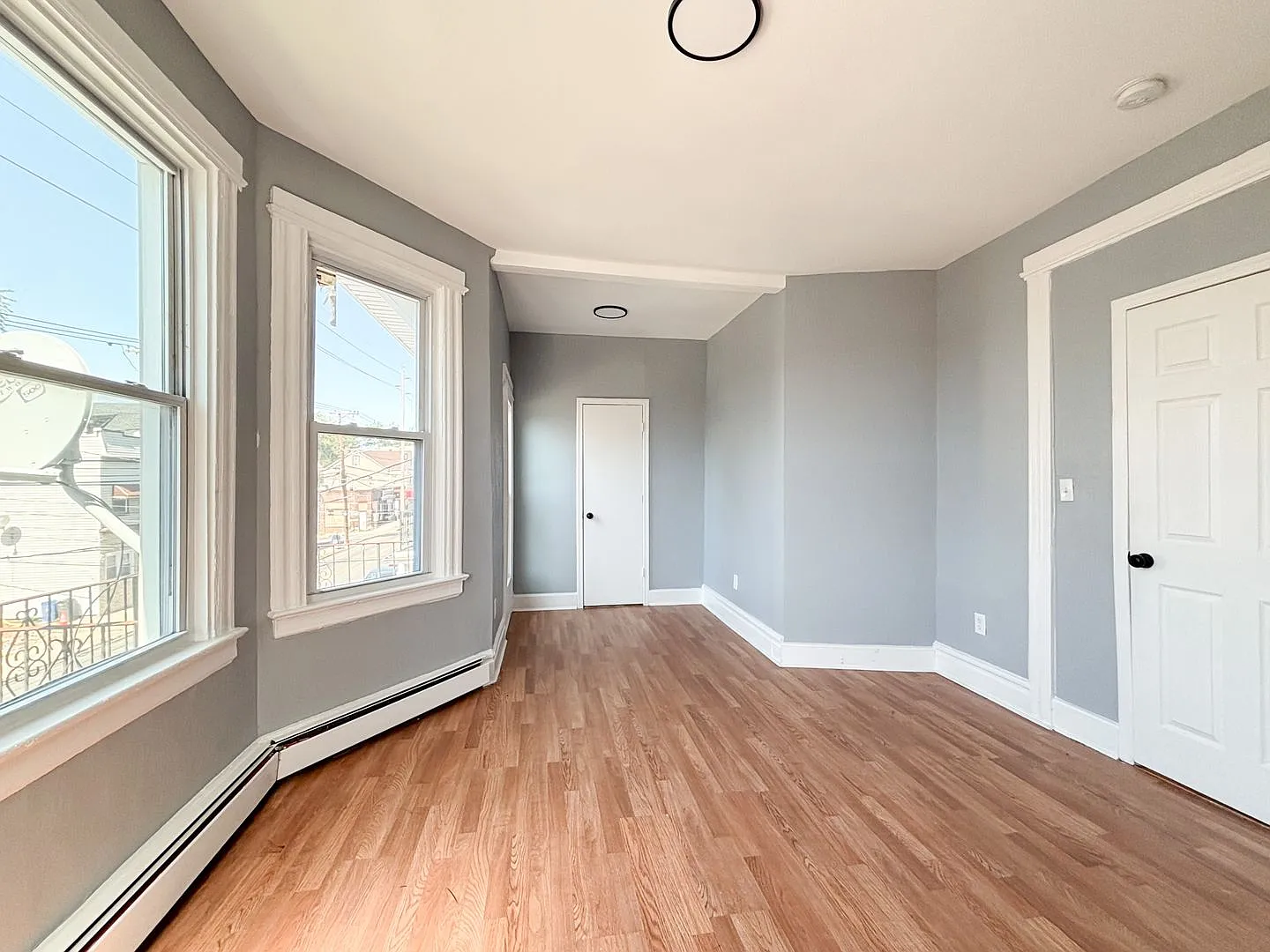 648 Grove St — Photo 3