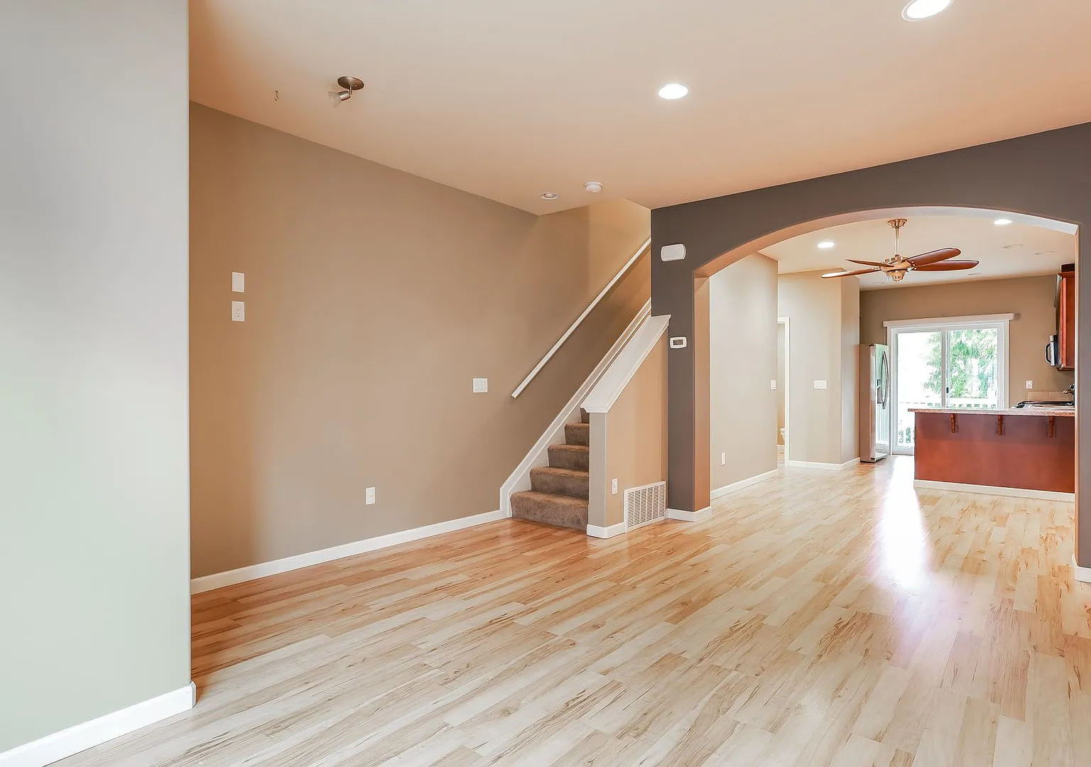 Bright and inviting townhome located in a charming community in Mountlake Terrace. — Photo 4