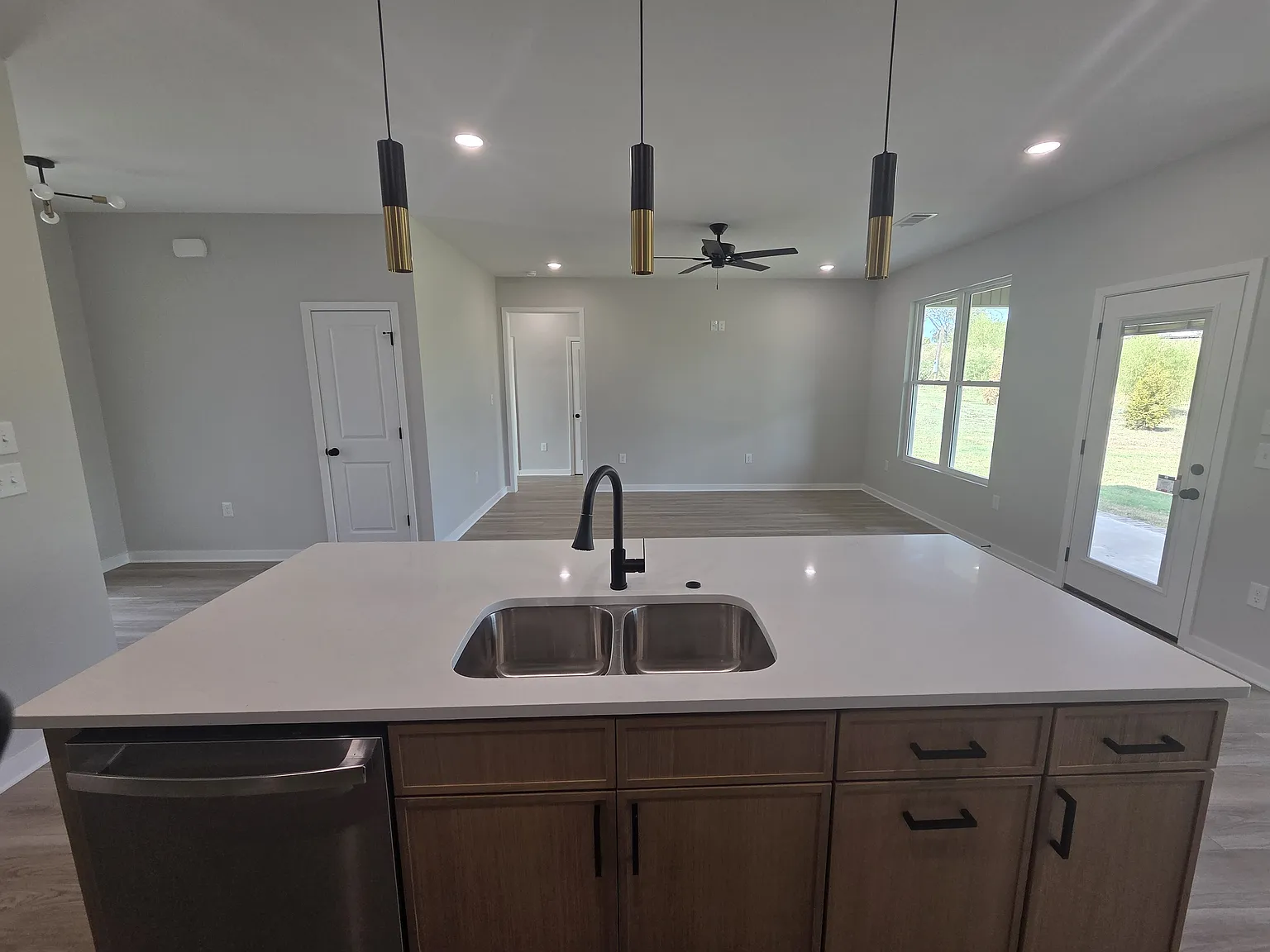3 bed, 1570 sqft, $2,195 — Photo 3