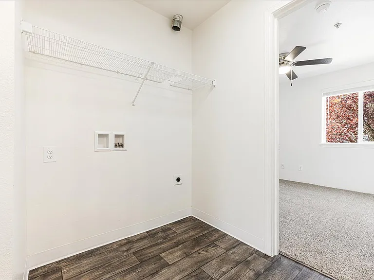 Foster Plaza Apartments — Photo 18