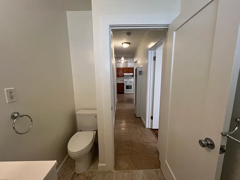 435 W Windsor Rd — Photo 11
