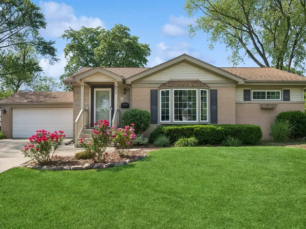 661 E Clarendon Ct, Arlington Heights, IL 60004