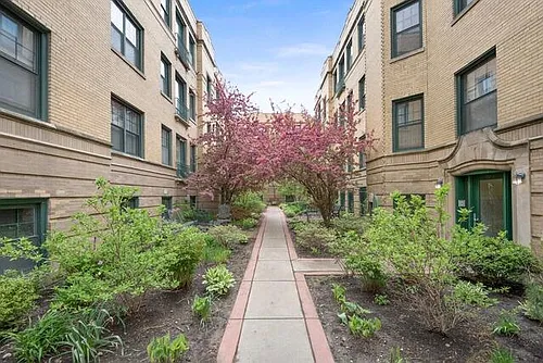 7033 1/2 N Sheridan Rd #3W Photo 1