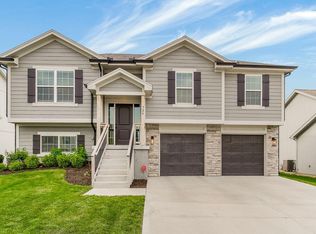 724 SE Juniper Dr, Blue Springs, MO 64014