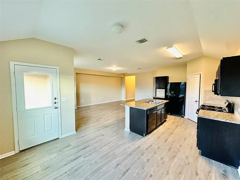 704 Silver Wing Dr — Photo 2