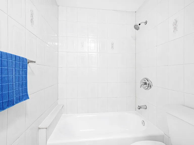 543 SW 61st Ter — Photo 16