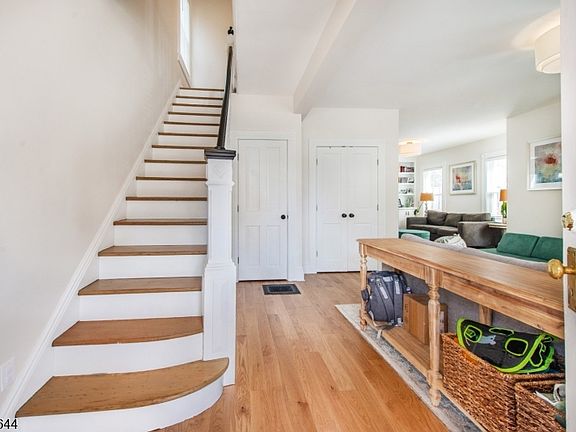 4th image of 171 Maple Ave