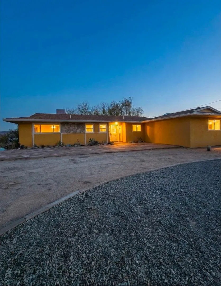 Great 3 Bedroom 2 Bathroom Home with Beautiful Views — Photo 2