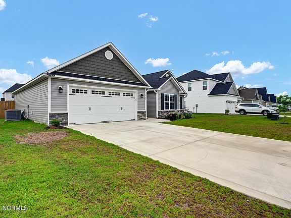 3rd image of 460 Worsley Way